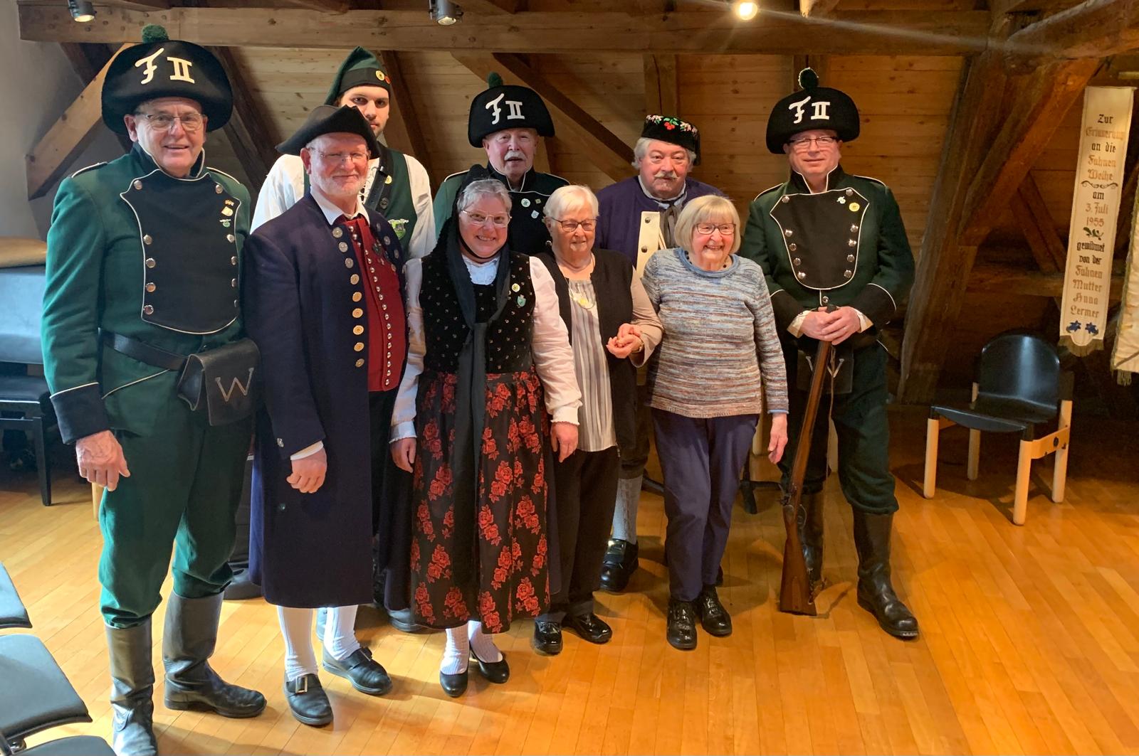 Die Tanzgruppe zeigt einige schöne Tänze