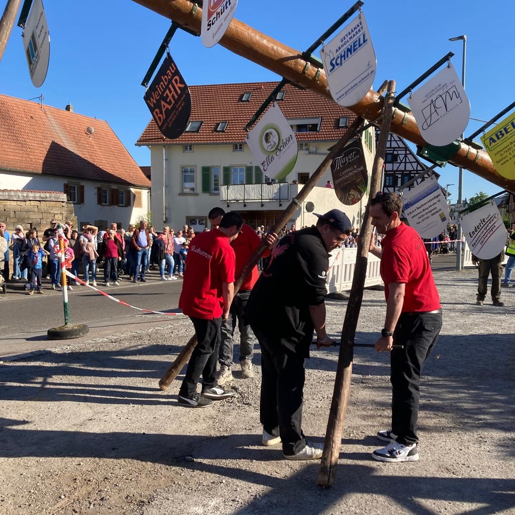 Aufrichten des Maibaums mit Stützen