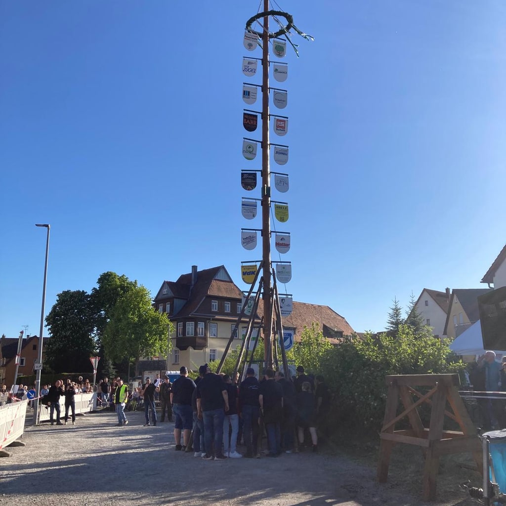 Der aufgerichtete Maibaum mit allen Schildern
