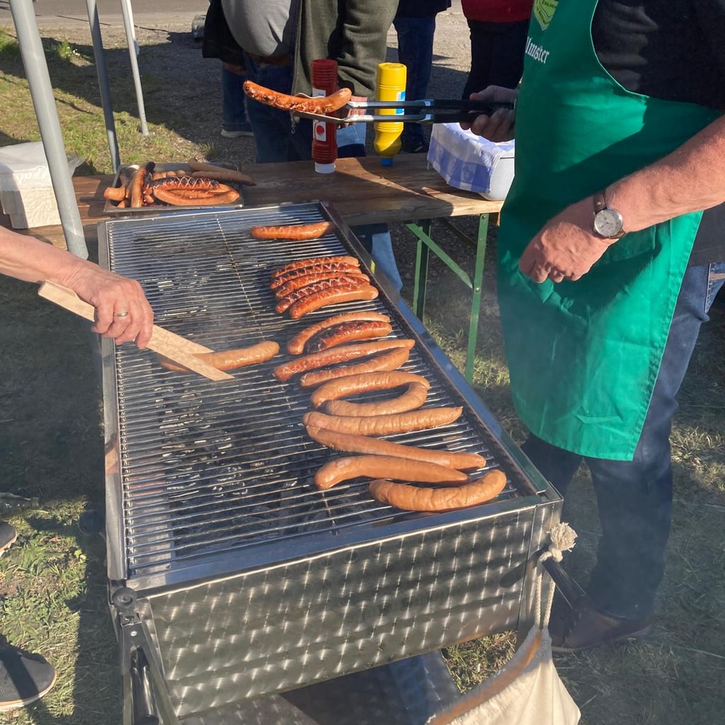 Rote Würste auf dem Grill