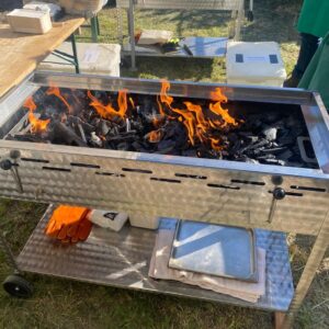 Brennende Holzkohle in den Grills zur Vorbereitung