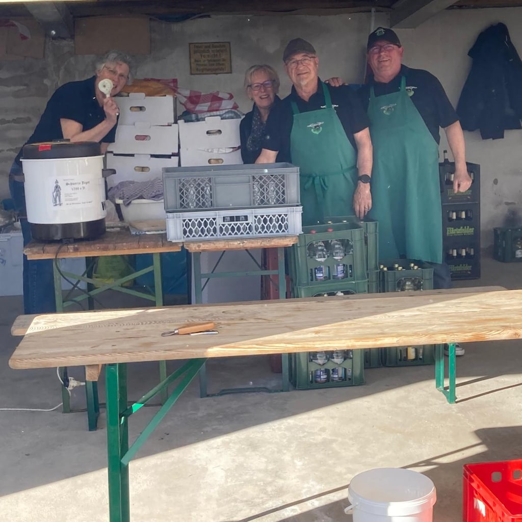 Schwarze Jäger Helferteam mit grünen Schürzen