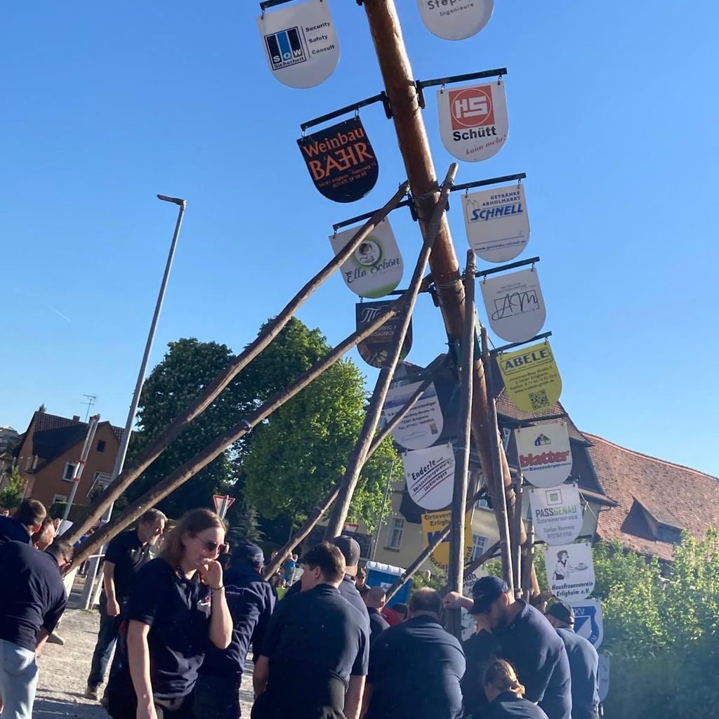 Detail der Maibaum-Schilder mit Sponsorenlogos