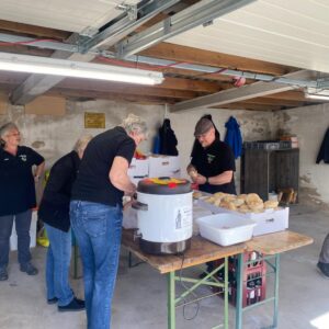 Helferteam bei der Bewirtungsvorbereitung im Lager
