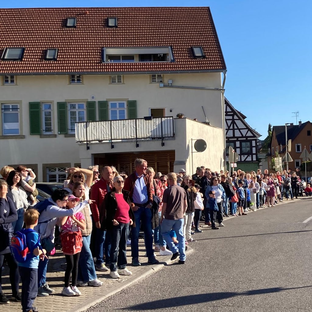 Zahlreiche Zuschauer am Straßenrand