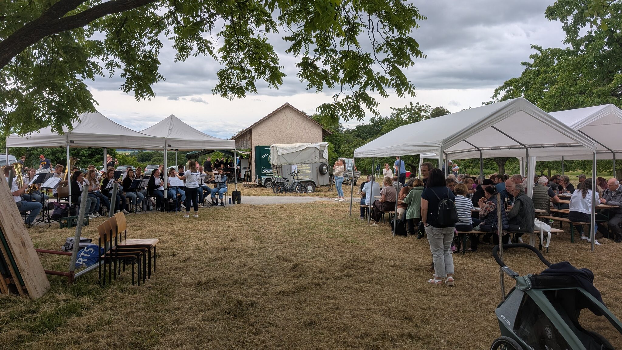 Gäste an der Weinkanzel bei der Kirschenanlage zu Fronleichnam