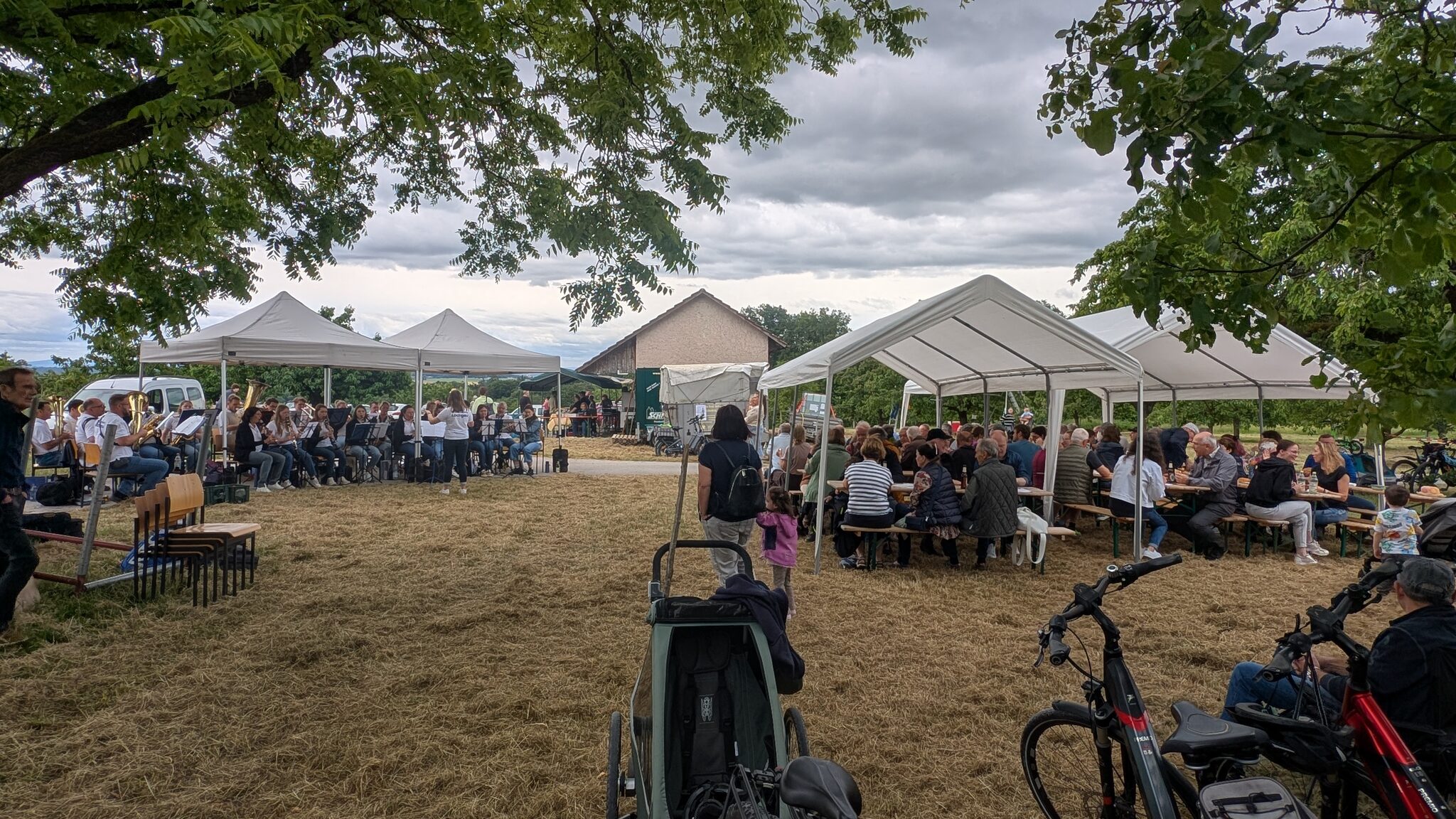 Gut besuchte Biertische im Festzelt an der Weinkanzel