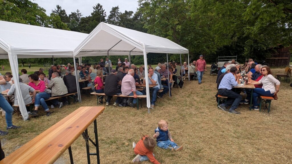 Gäste an den Biertischen an der Weinkanzel zu Fronleichnam