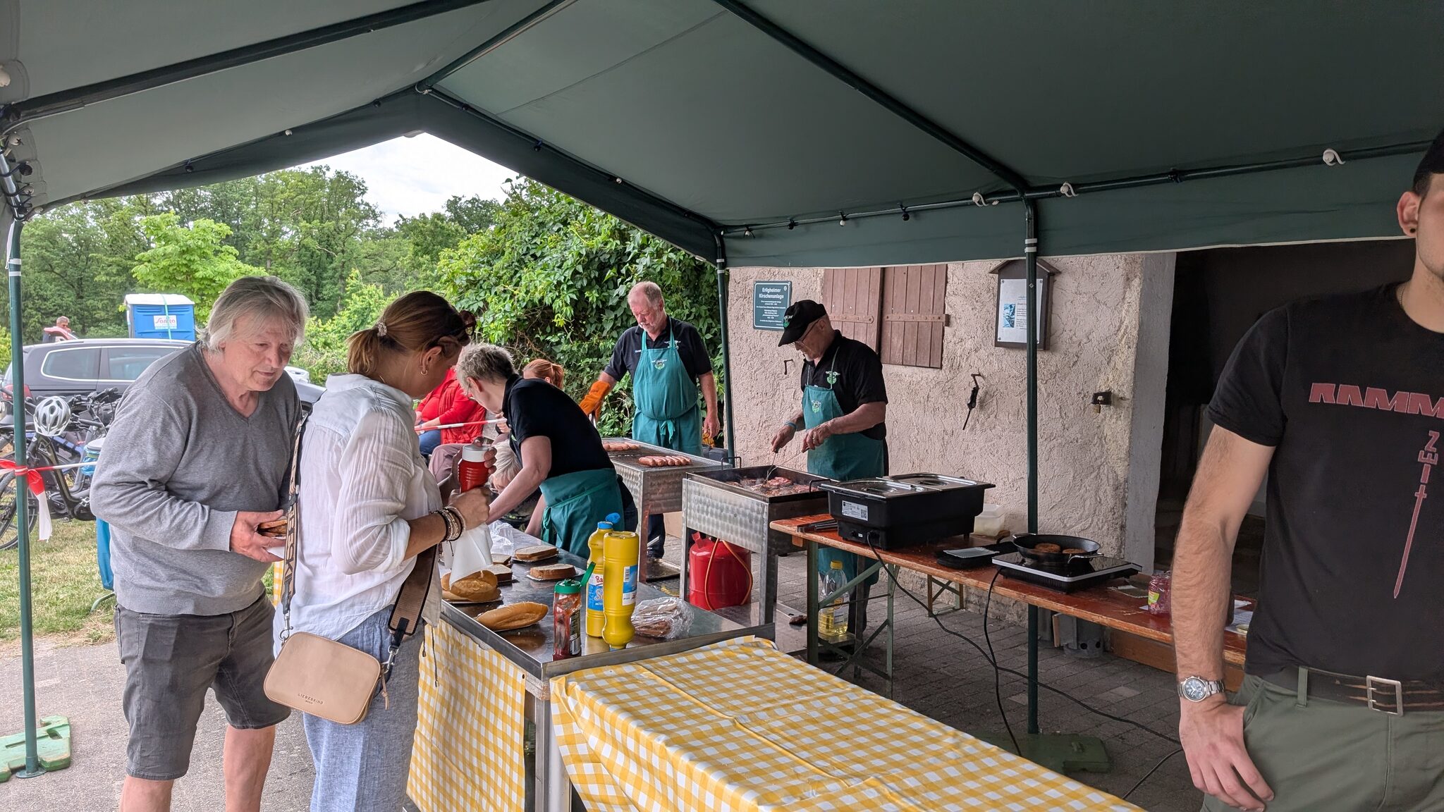 Bewirtung am Grillstand an der Weinkanzel