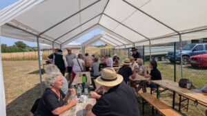 Besucher an den Tischen im Festzelt