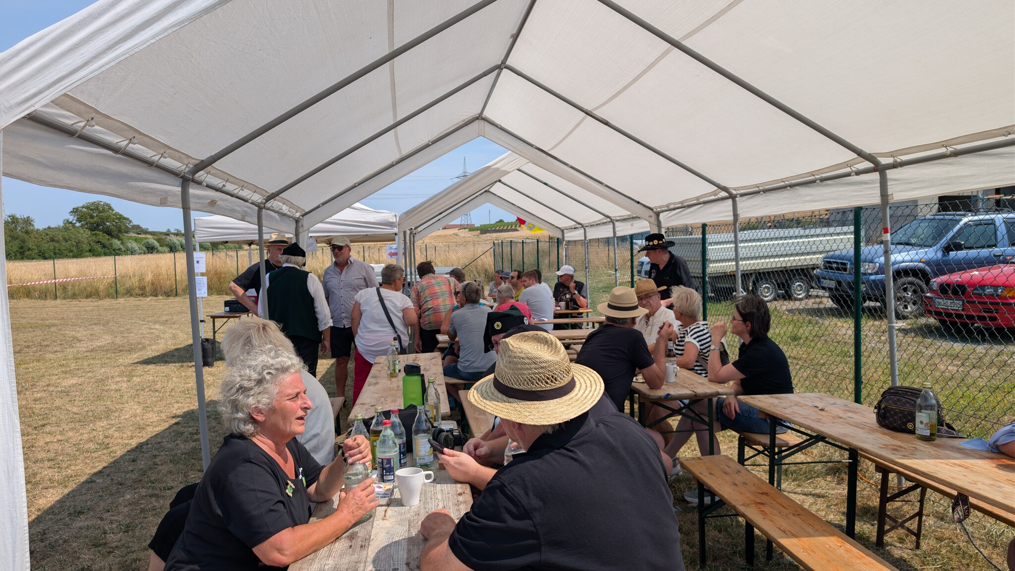 Besucher an den Tischen im Festzelt