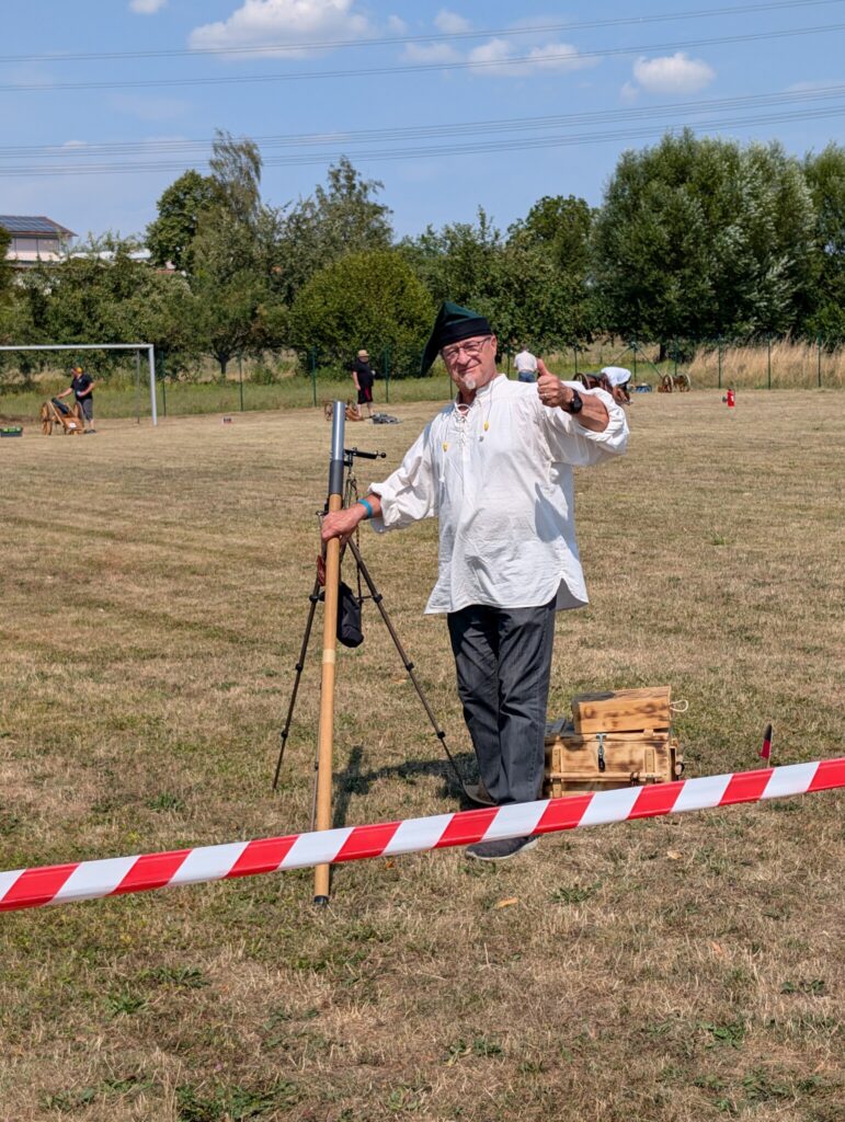 Böllerschütze mit Standböller auf dem Stativ