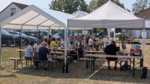 Festzelt und Bierbänke mit Besuchern