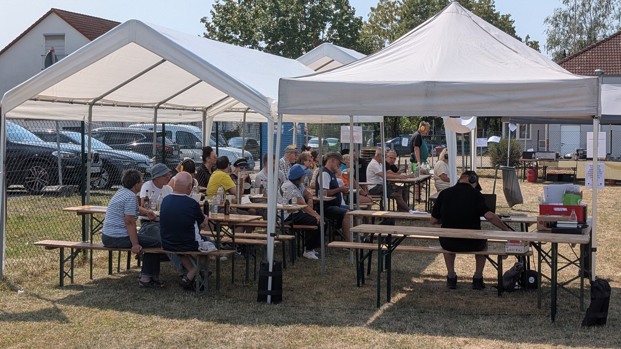 Festzelt und Bierbänke mit Besuchern