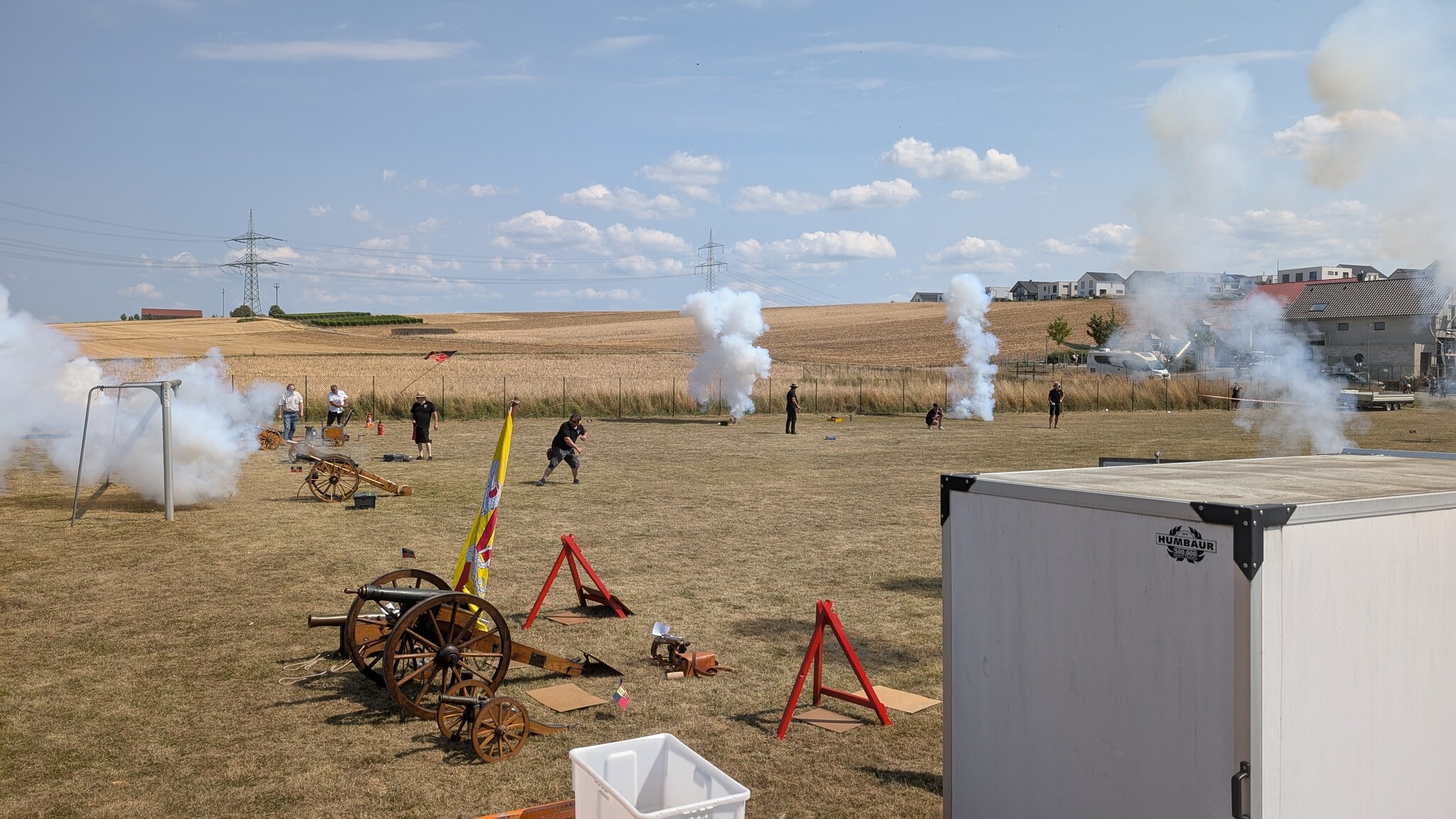 Mehrere Böller feuern beim Flächenbrand gleichzeitig