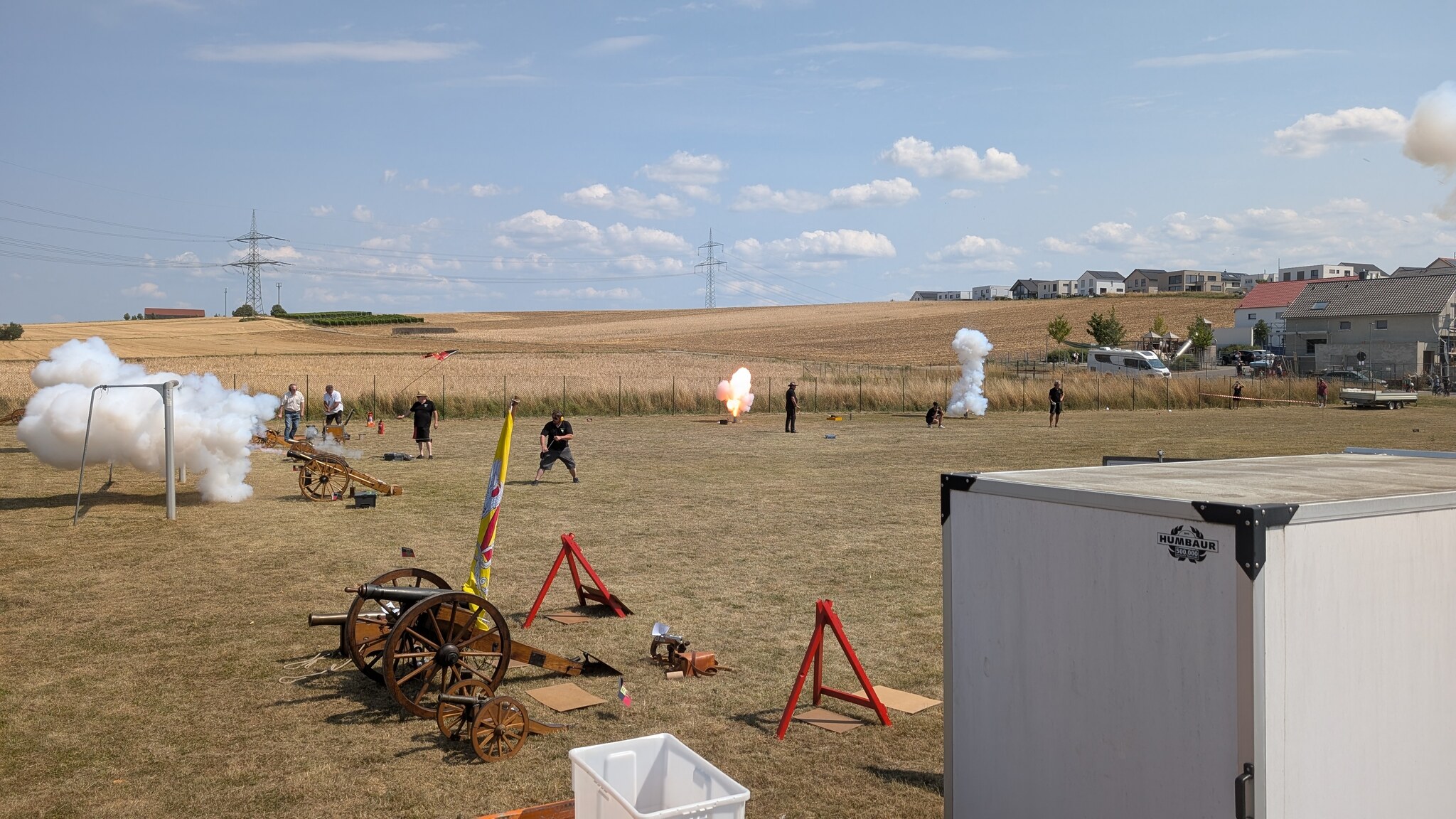 Rauchsäulen über dem Festgelände beim Flächenbrand