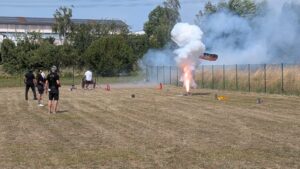 Kanone im Moment des Schusses mit Mündungsfeuer