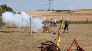 Kanonenschuss mit großer Rauchwolke auf dem Festgelände