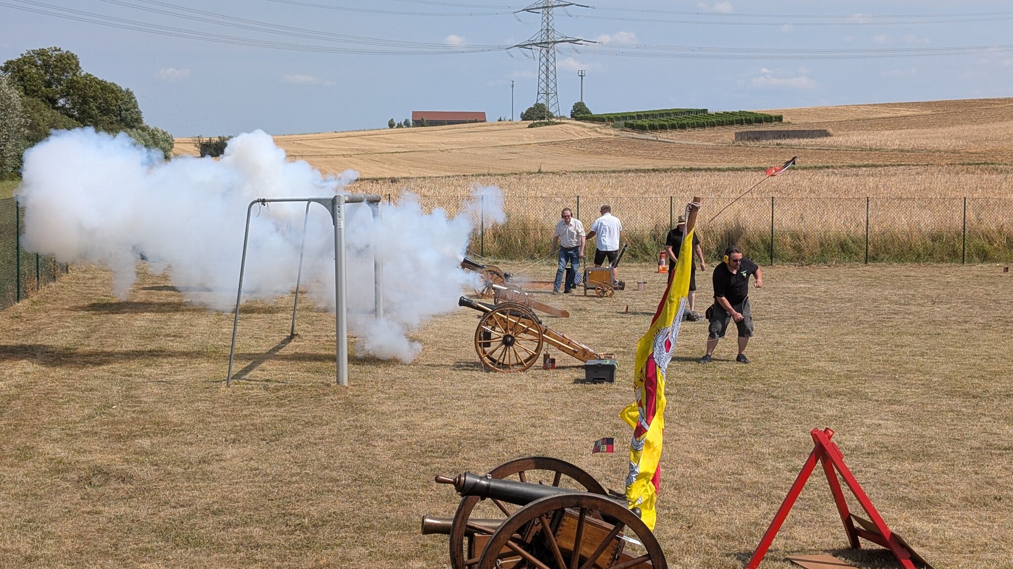 Kanonenschuss mit großer Rauchwolke auf dem Festgelände