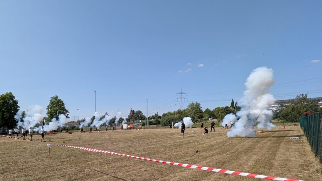 Reihenfeuer der Böllerschützen auf dem Festgelände in Erligheim