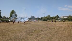 Reihe der Böllerschützen in Tracht auf dem Festgelände