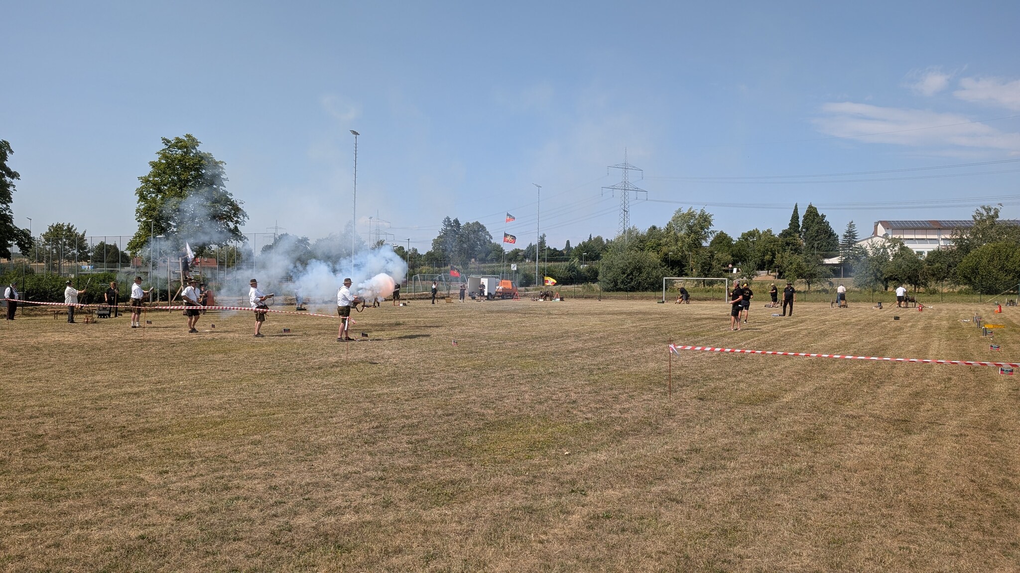 Reihe der Böllerschützen in Tracht auf dem Festgelände
