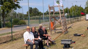 Teilnehmer der Concurrenz auf der Bierbank vor dem Beobachtungsturm