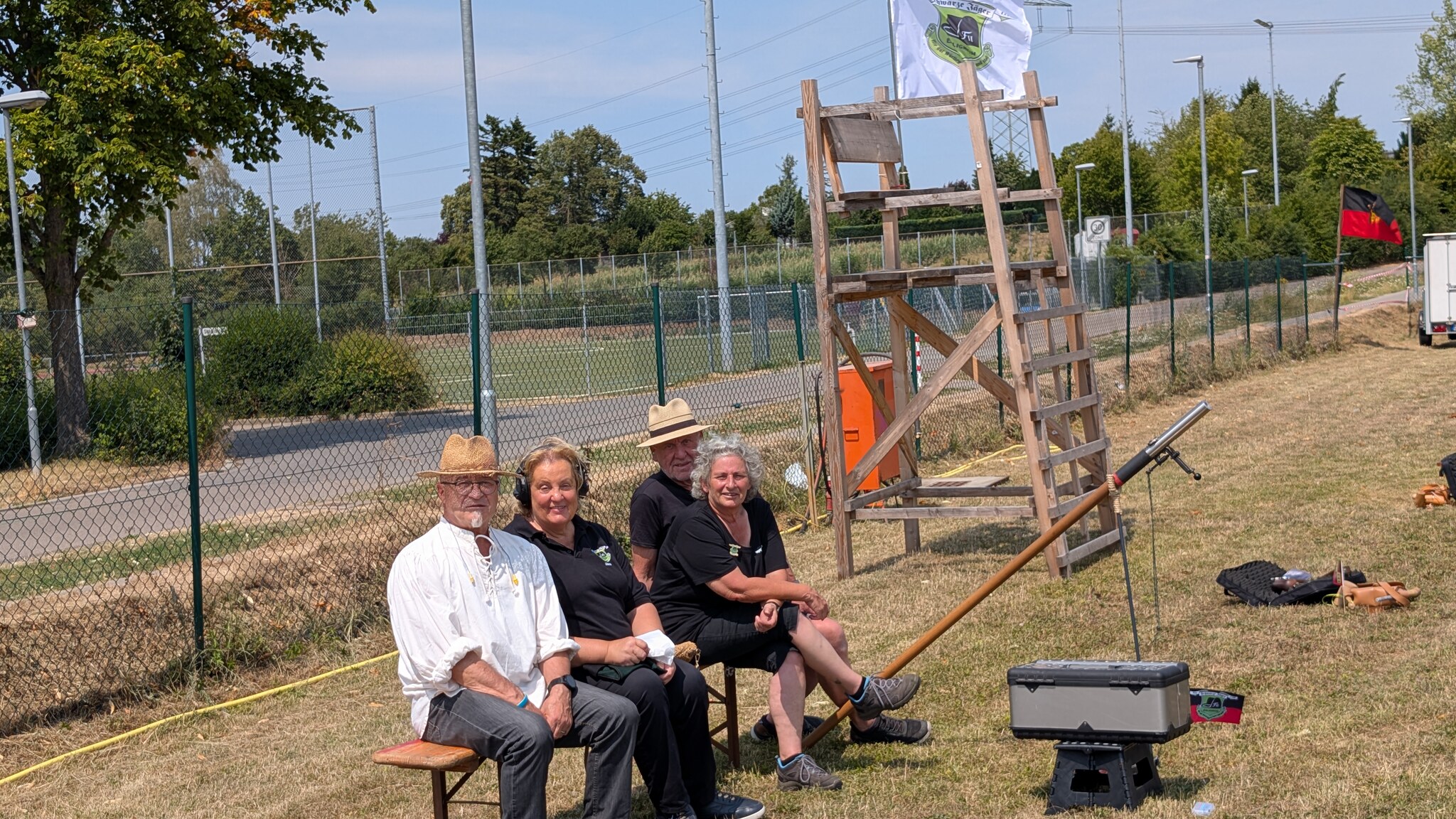 Teilnehmer der Concurrenz auf der Bierbank vor dem Beobachtungsturm