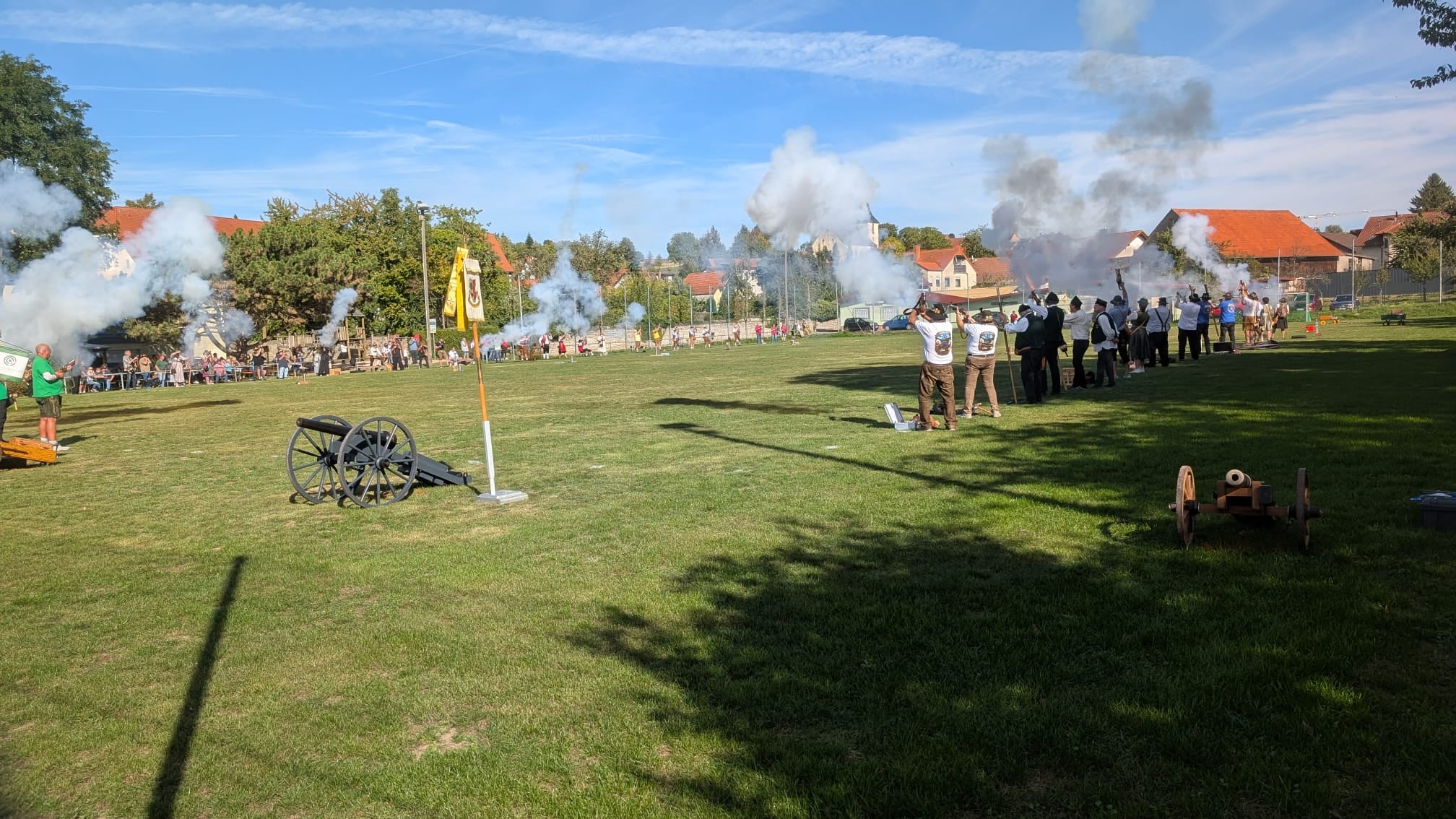 Pulverdampf über dem Festgelände