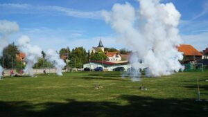 Böllerschüsse über dem Festplatz