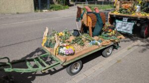 Der geschmückte Festwagen mit dem Holzpferd am Sammelpunkt