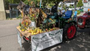 Festwagen mit Äpfeln und Erntedekoration