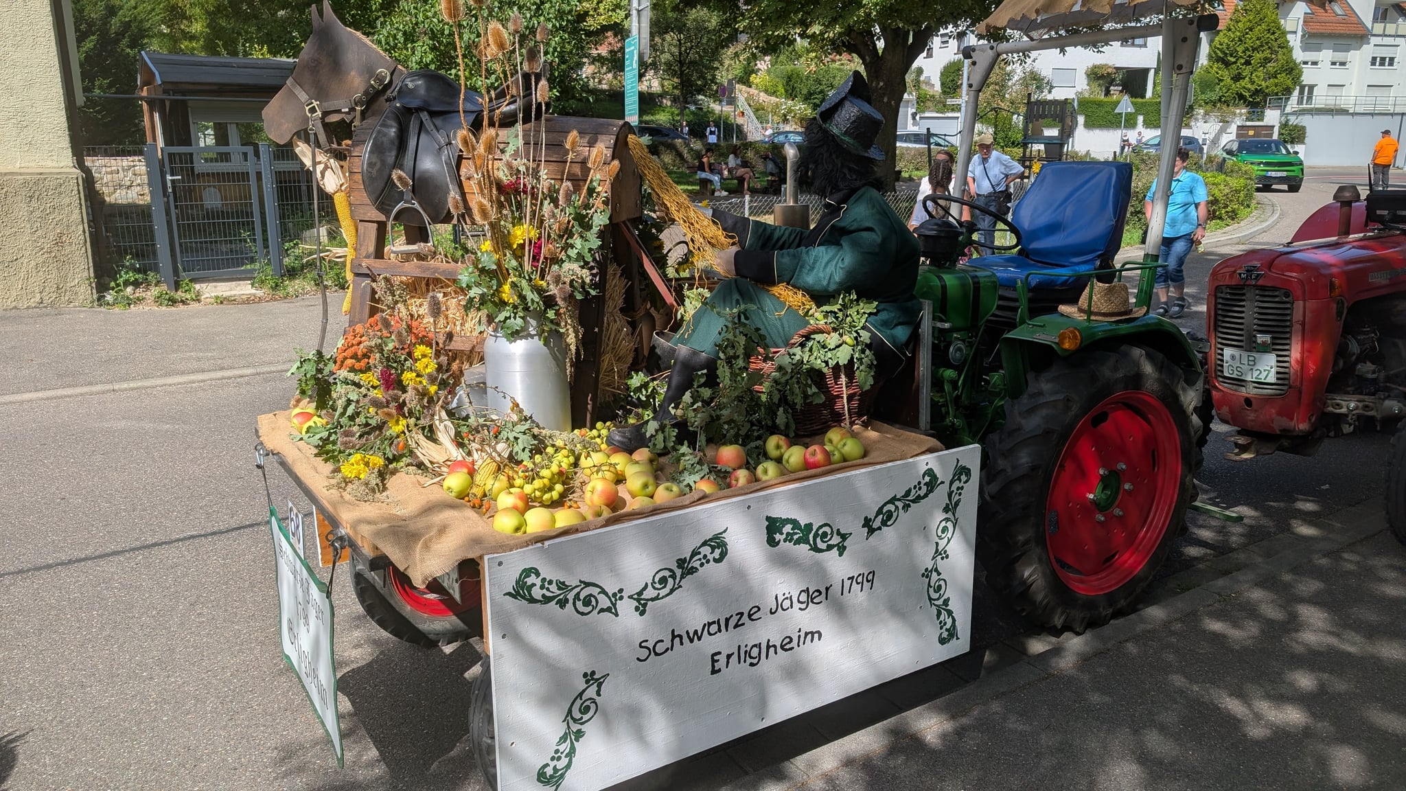 Festwagen mit Äpfeln und Erntedekoration