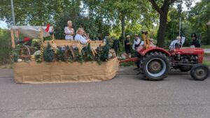 Die Festwagen stehen bereit