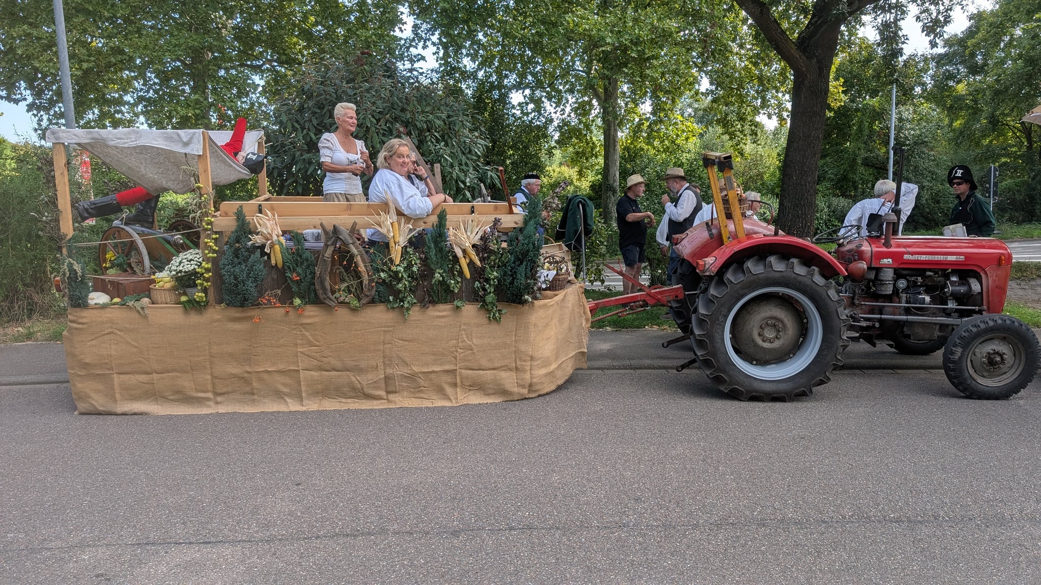 Die Festwagen stehen bereit