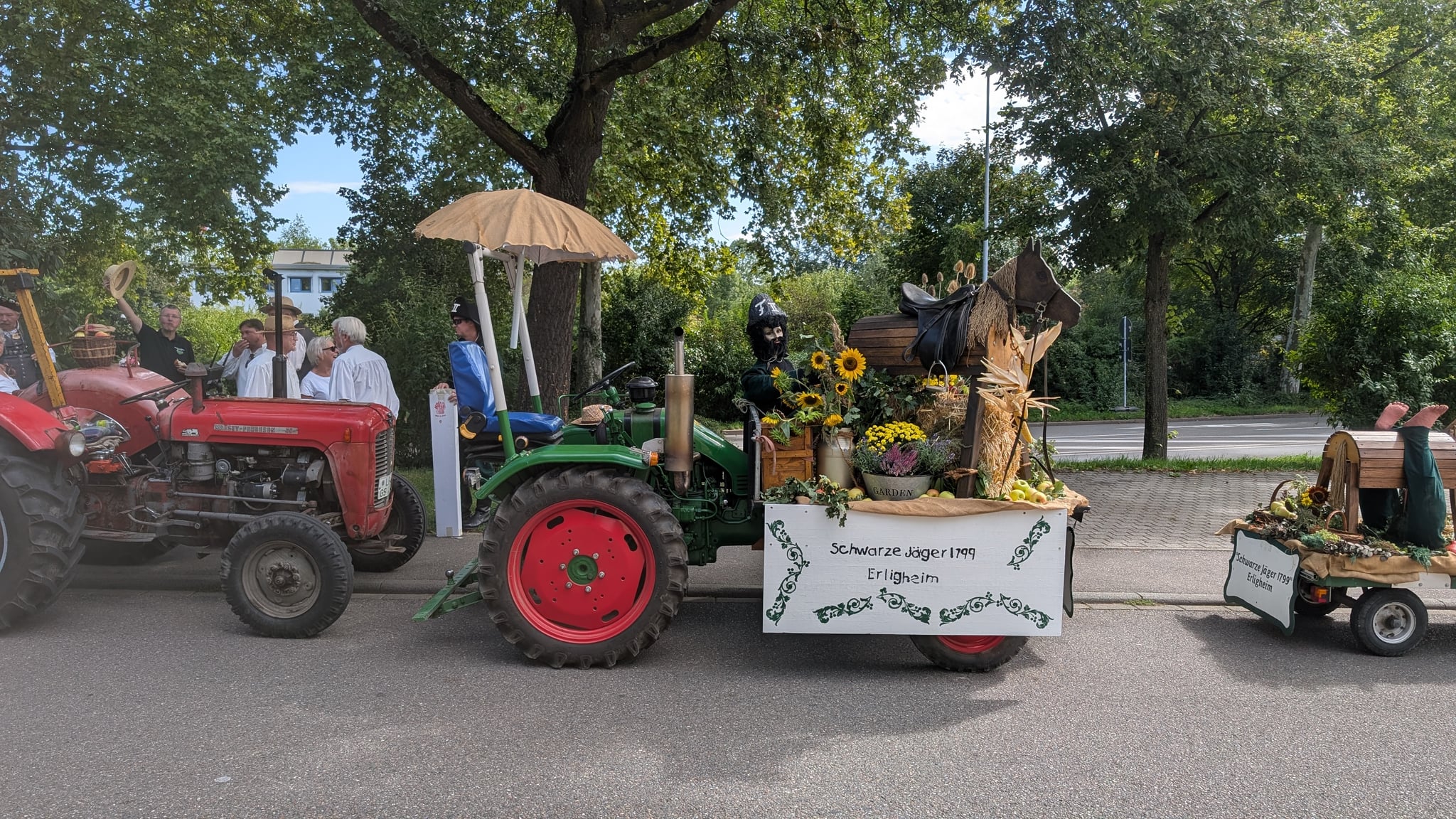 Traktoren und Festwagen am Sammelpunkt