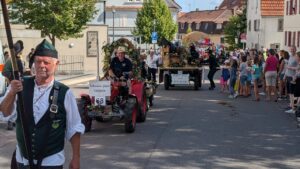 Ein Fußjäger begleitet den Festwagen