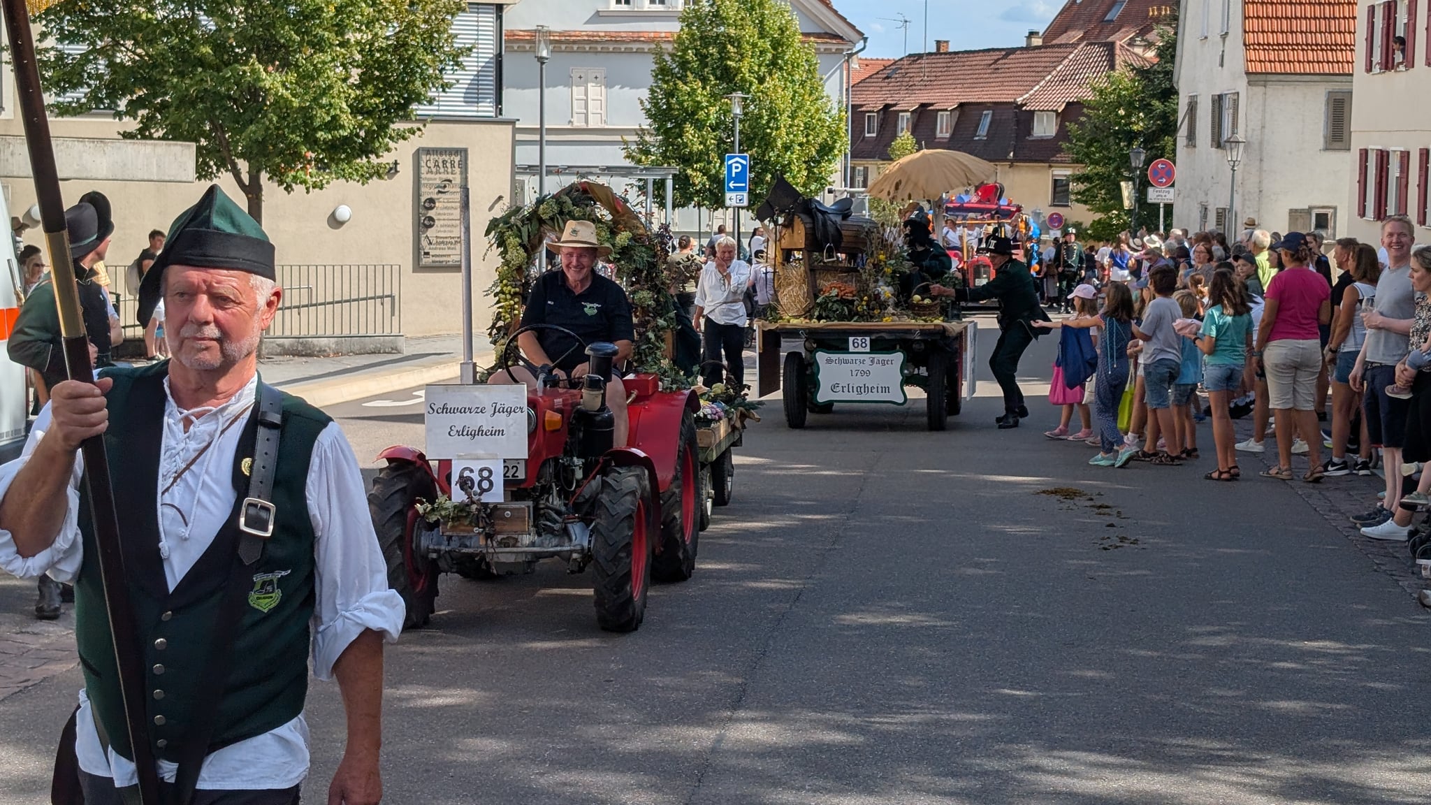 Ein Fußjäger begleitet den Festwagen