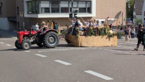 Der Festzug rollt durch Bietigheim
