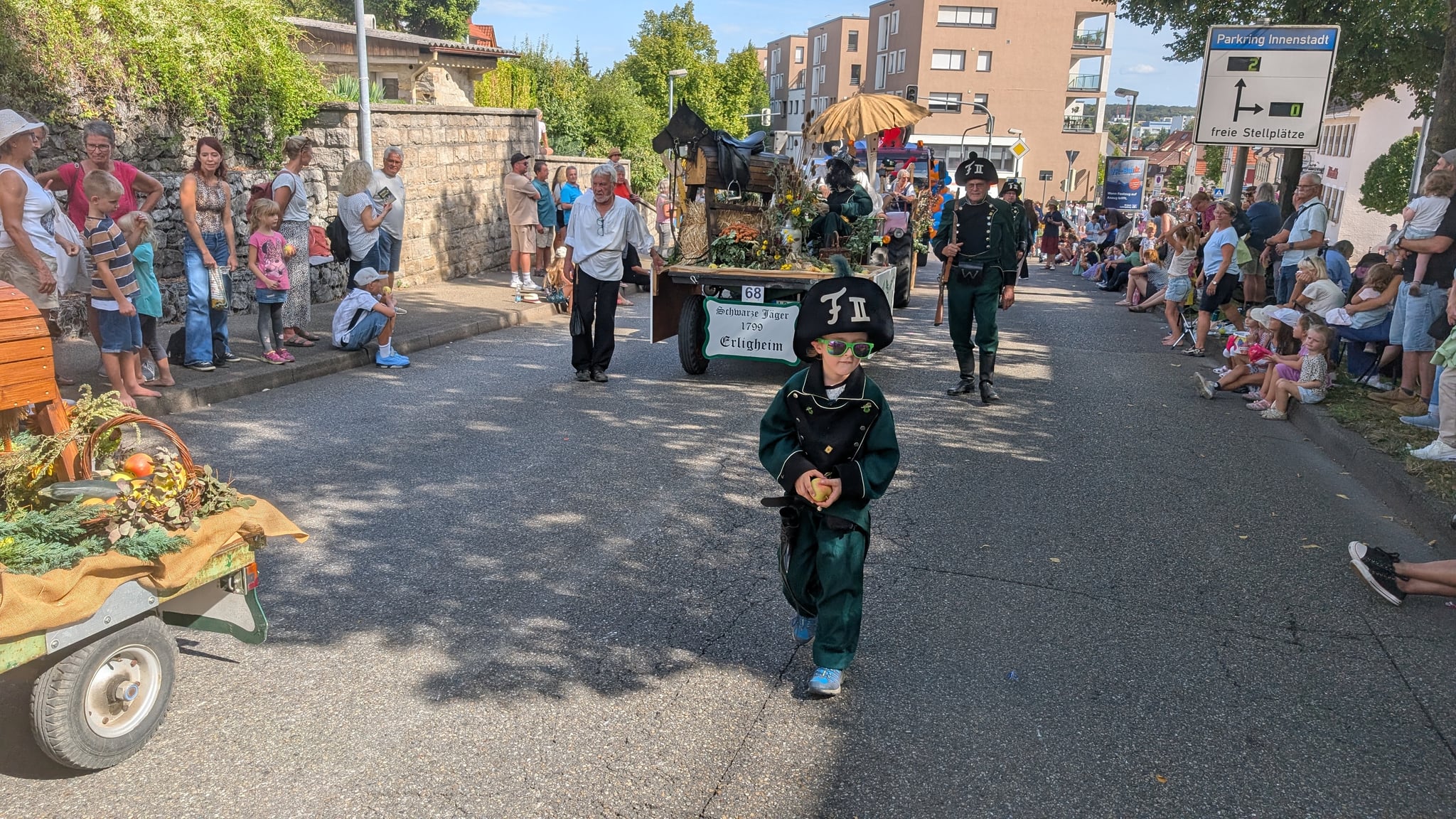 Nachwuchs und Fußjäger neben dem Festwagen