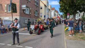 Die Standarte führt die Formation an