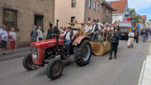 Zuschauer säumen die Strecke