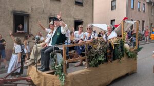 Gute Stimmung auf dem Festwagen