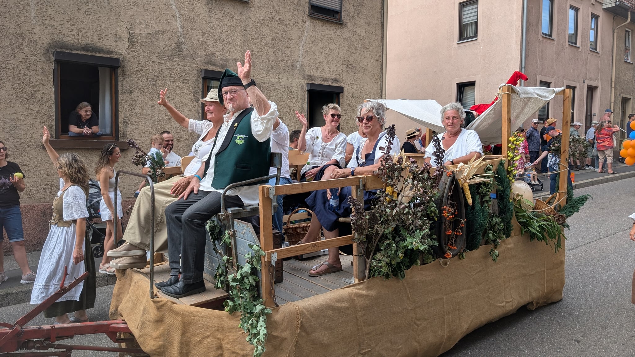 Gute Stimmung auf dem Festwagen