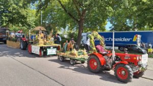 Traktor mit Festwagen