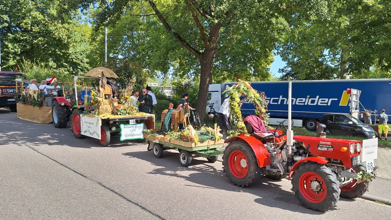Traktor mit Festwagen
