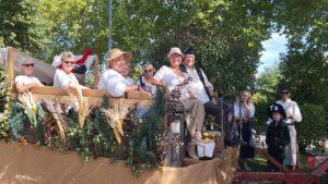 Marketenderinnen auf dem Festwagen