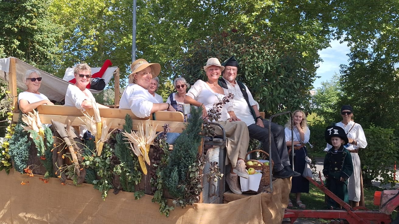 Marketenderinnen auf dem Festwagen